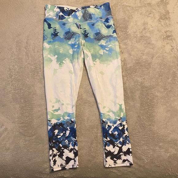 🌊RARE Fabletics Tidal Wave Cropped Legging!!🌊 - Picture 4 of 5
